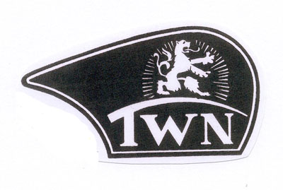 Triumph (D): Flügel mit Löwe und "TWN" 
